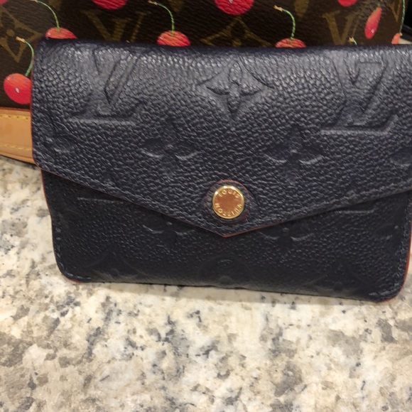 Authentic Legitimate Designer Items - Picture 5 of 6